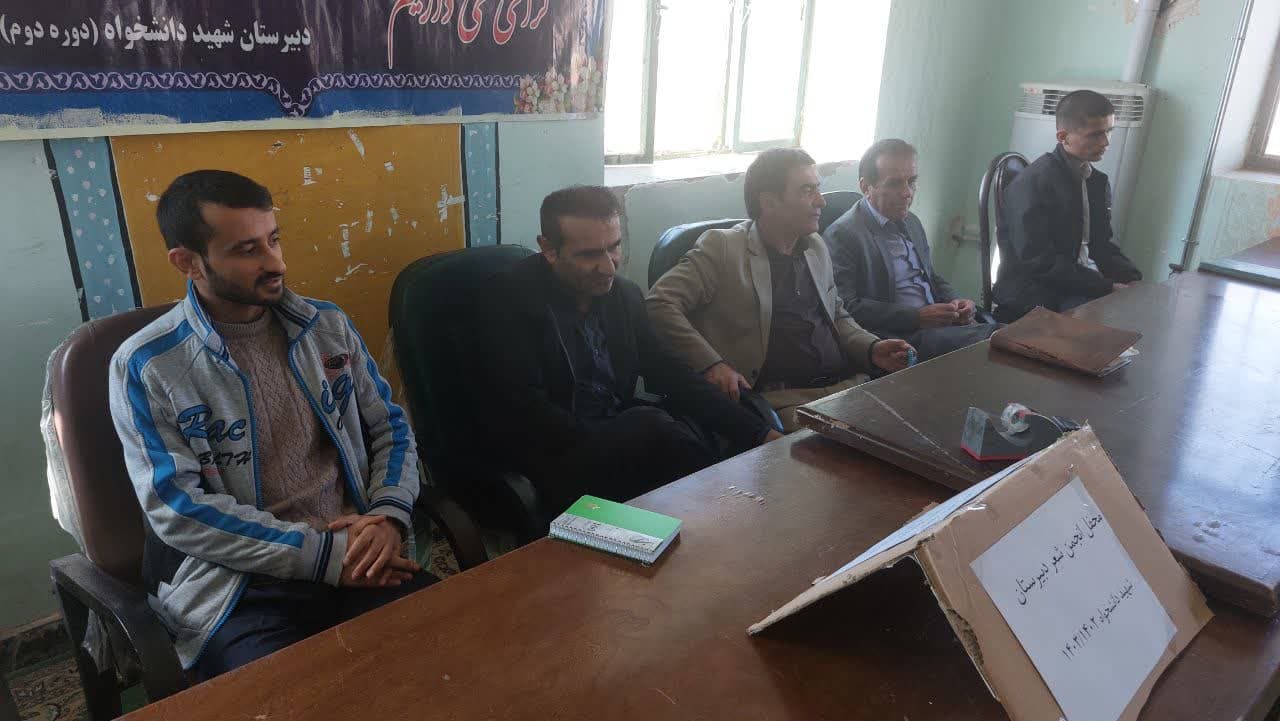 محفل انجمن شعر در دبیرستان شهید دانشخواه قلعه رئیسی برگزار شد/تصاویر